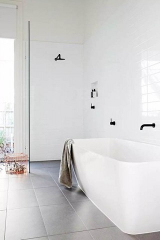 tendenza bagno stile scandinavo rubinetteria nera e vasca bianca