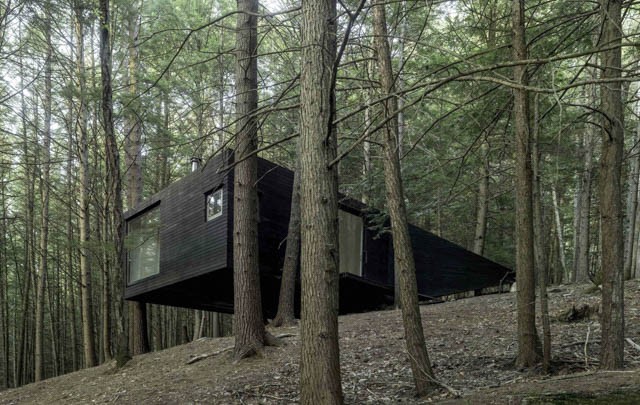 una minimal home di legno costruita nel bosco