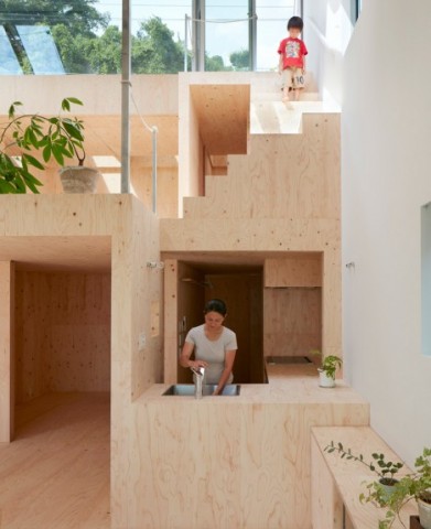 cucina a vista in legno di una casa giapponese di design